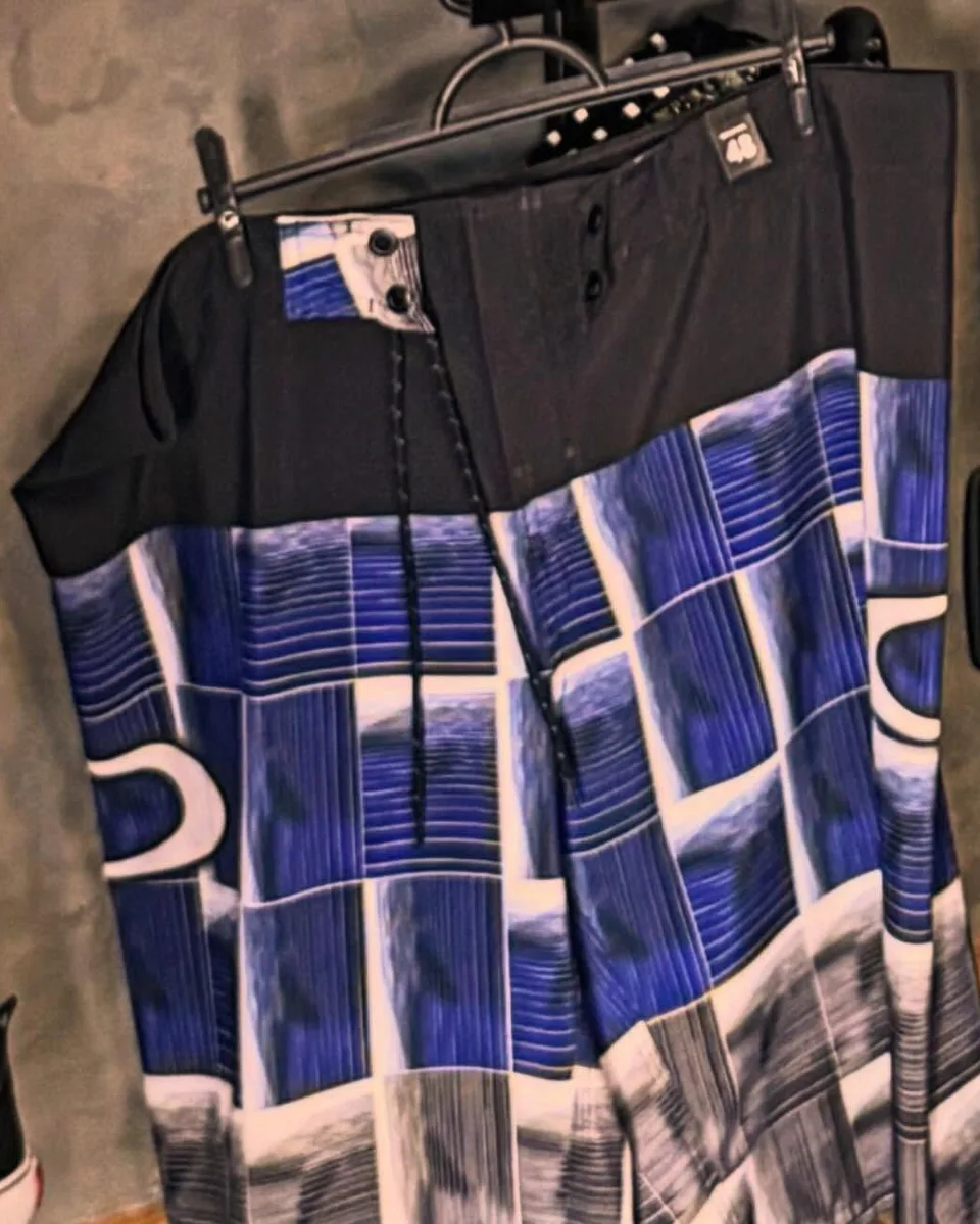 Bermuda d'água Oakley azul e preta