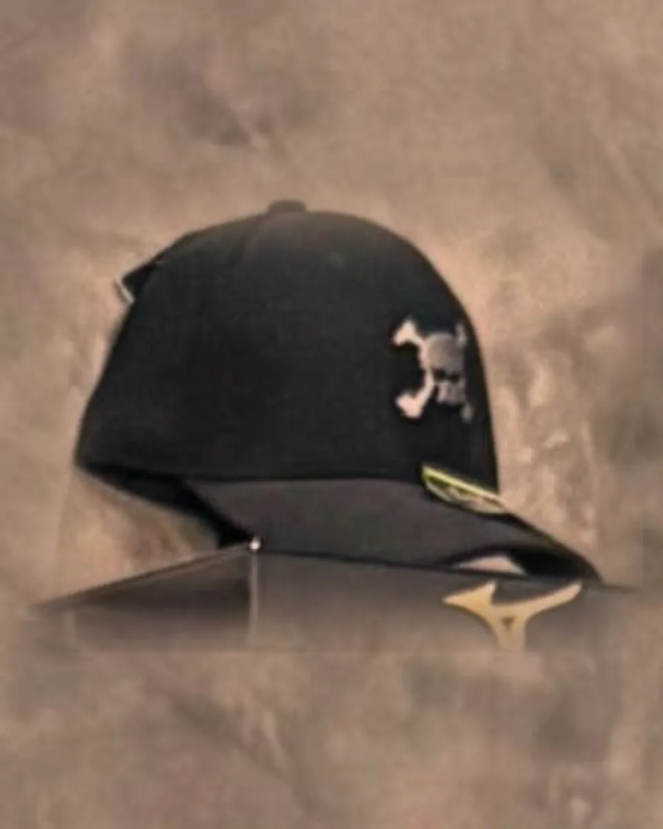 Boné preto com caveira