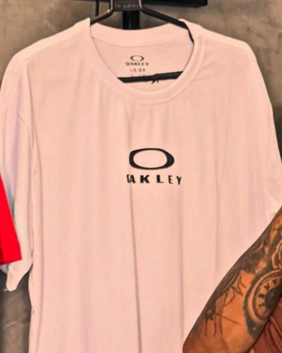 Camiseta Oakley branca
