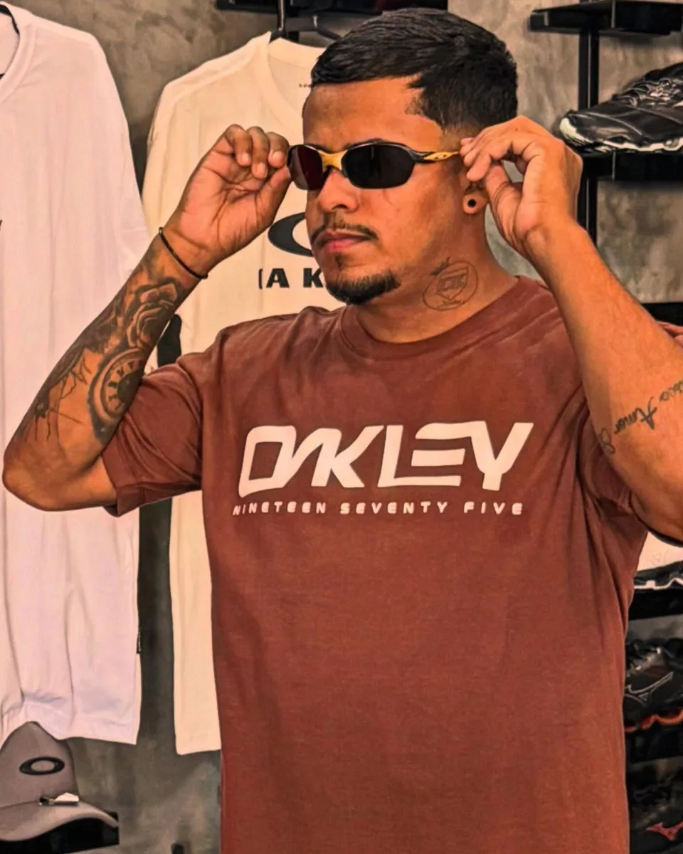 Camiseta Oakley Nineteen Seventy Five marrom