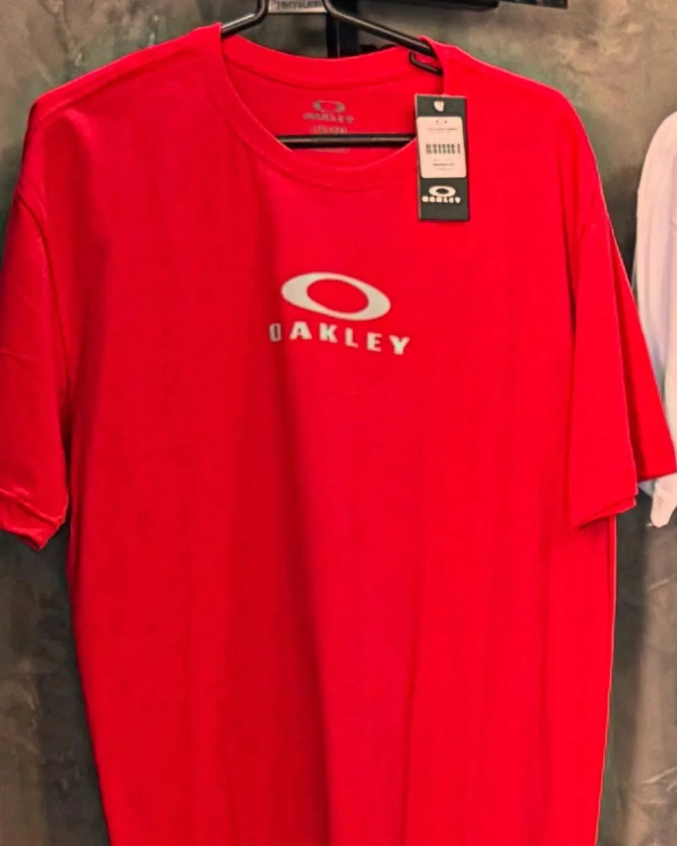 Camiseta Oakley vermelha